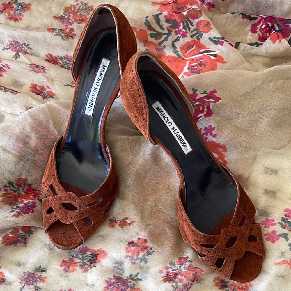 Authentic Manolo Blahnik D’Orsay chocolate brown,suede heels. No flaws. Size 39.